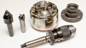 Drehfutter, Bohrfutter, Spitzen und Fräser als Zubehörteile für eine Drechselbank