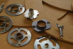 Fräszirkel-Einsätze und Metallführungen für Oberfräsen auf MDF-Platten.